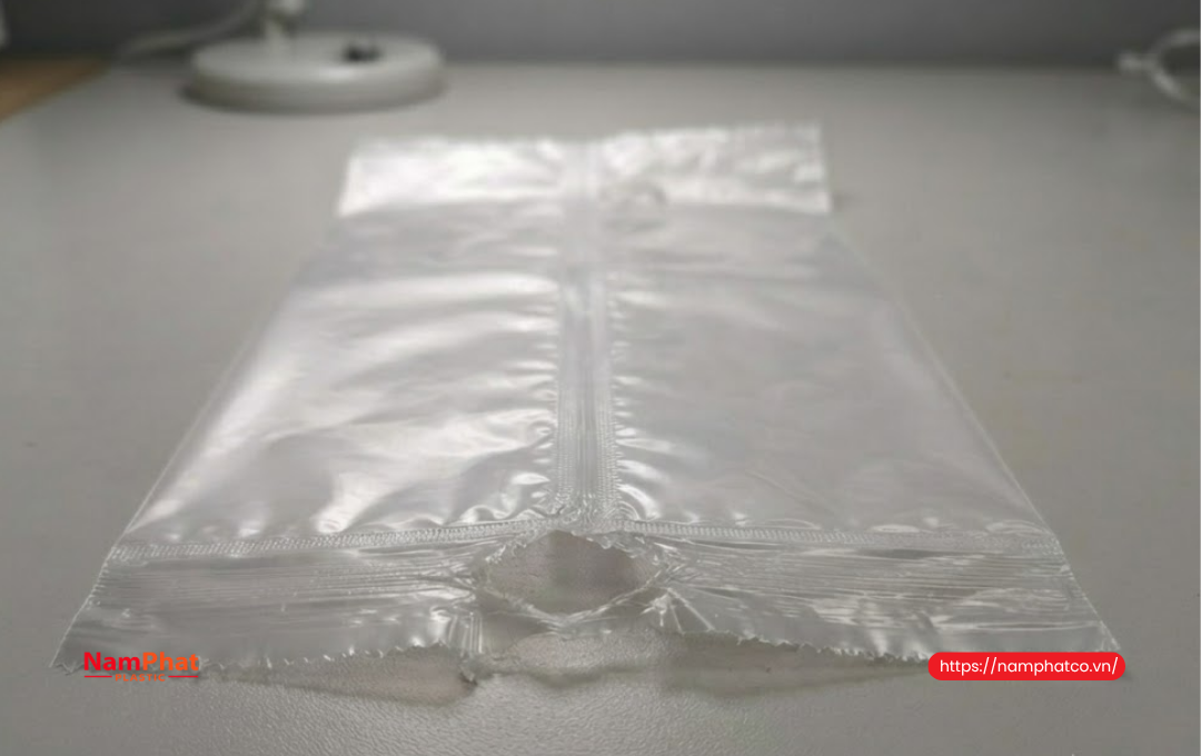 Túi PE bị bung mép hàn sau khi chịu lực Túi PE bị bung mép hàn sau khi chịu lực