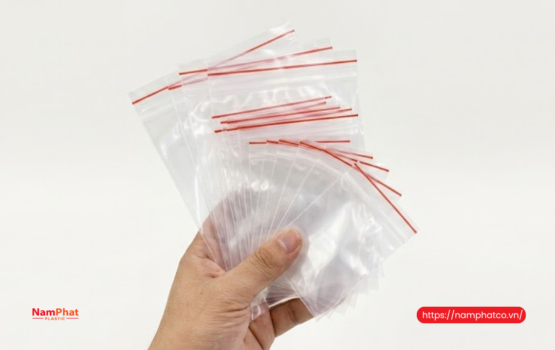 Cấu tạo túi zipper chỉ đỏ với khóa zip và đường chỉ đỏ