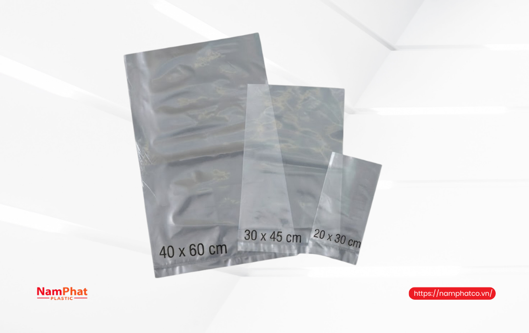 Đo chiều rộng và chiều dài túi PE trước khi tính trọng lượng