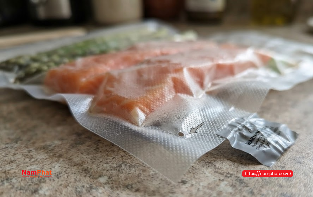 Túi hút chân không bị thủng gây xì hơi chậm Túi hút chân không bị thủng gây xì hơi chậm